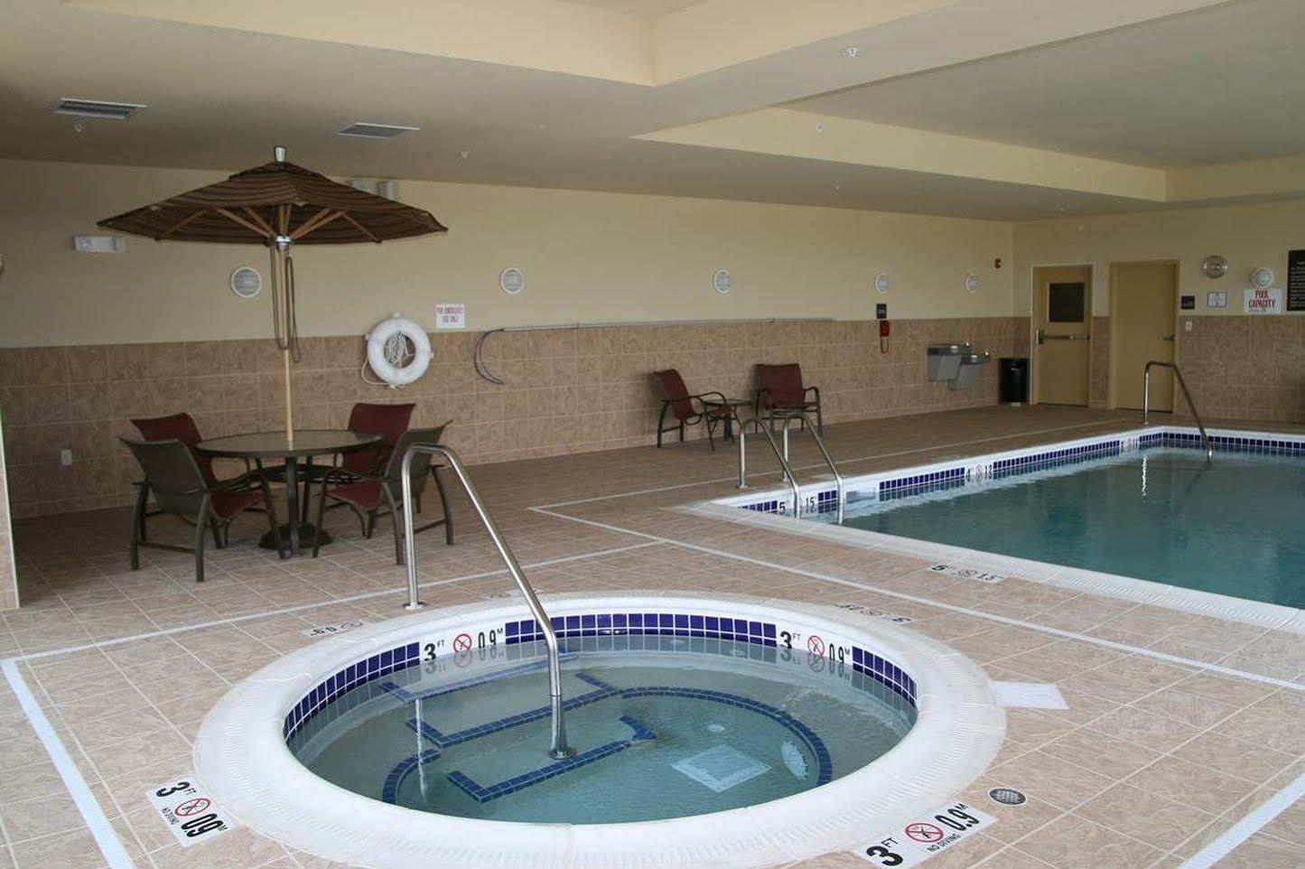 Hampton Inn Fairmont Exterior photo