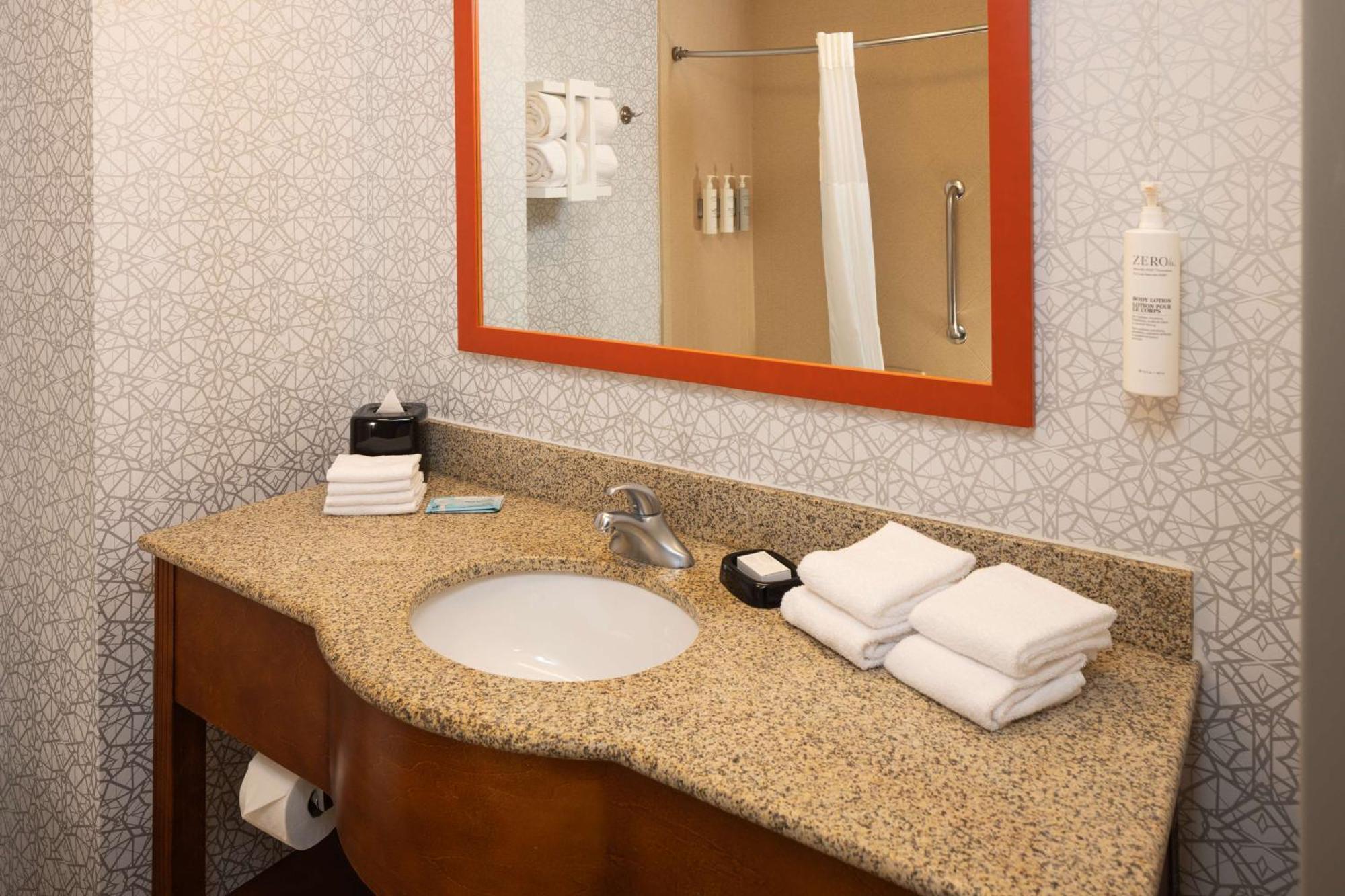 Hampton Inn Fairmont Exterior photo