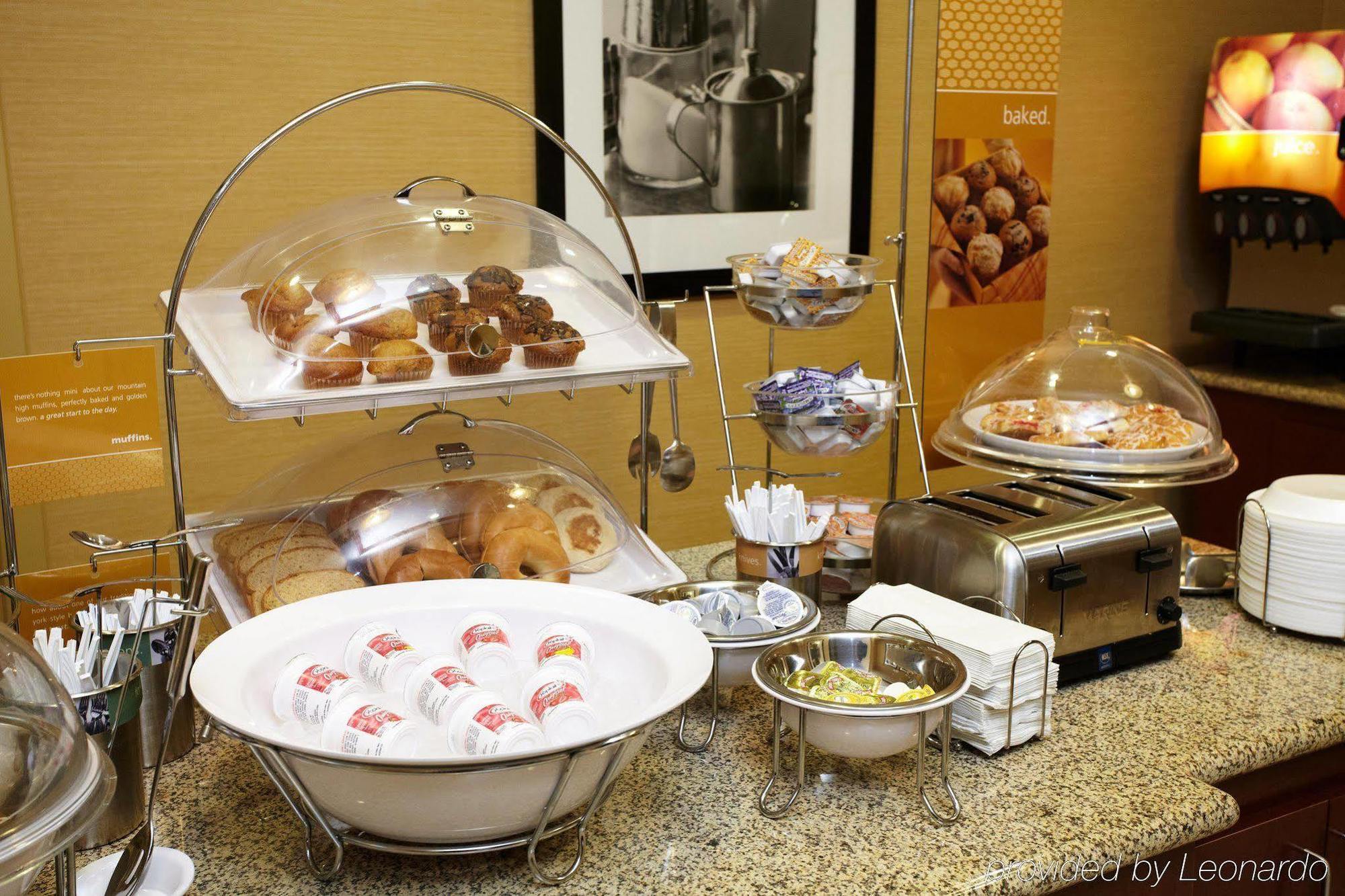 Hampton Inn Fairmont Restaurant photo